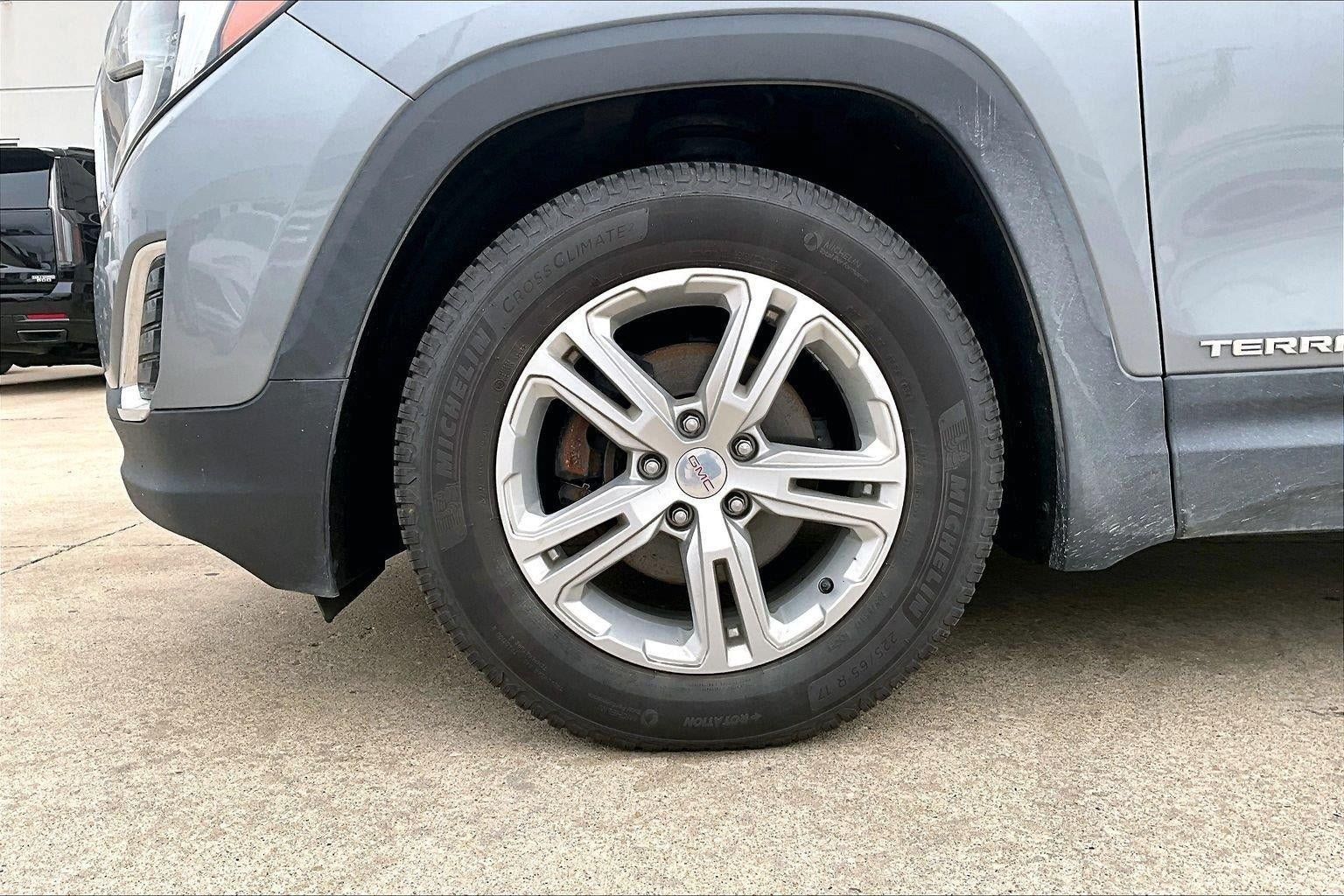 Used 2019 GMC Terrain SLE w/ Driver Convenience Package FWD image 2