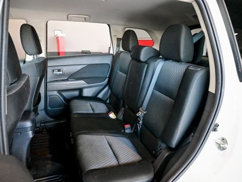 Used 2014 Mitsubishi Outlander SE AWD/4WD image 19