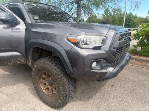 Used 2019 Toyota Tacoma TRD Off-Road AWD/4WD image 8