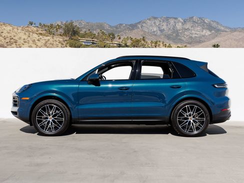 Used 2025 Porsche Cayenne AWD/4WD image 2