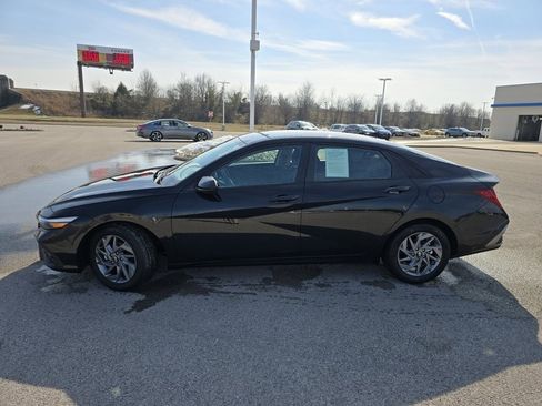 Used 2025 Hyundai Elantra Blue image 8