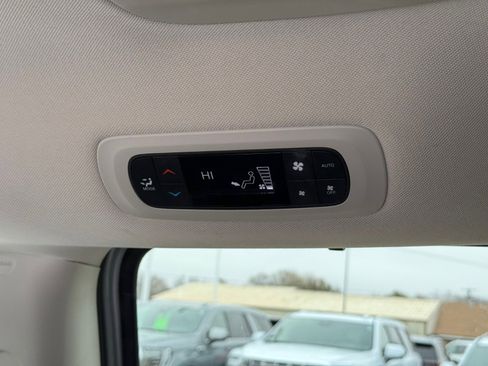 Used 2024 Chrysler Pacifica Touring-L image 18
