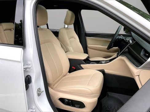 Certified 2024 Jeep Grand Cherokee Limited w/ Luxury Tech Group II AWD/4WD image 25