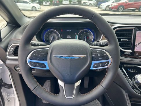 New 2025 Chrysler Pacifica Pinnacle w/ Trailer Tow Group image 15