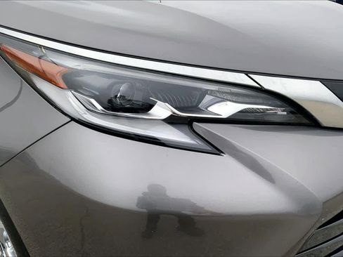 Used 2023 Toyota Sienna Platinum image 27