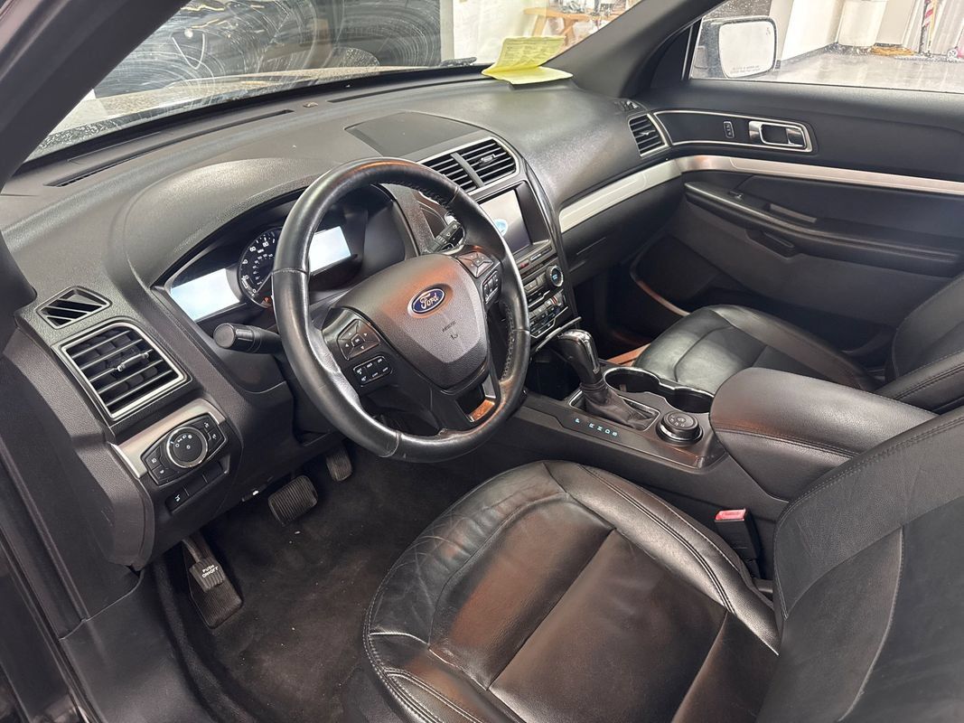 Used 2017 Ford Explorer XLT w/ Equipment Group 202A AWD/4WD image 8
