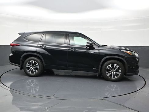 Used 2021 Toyota Highlander XLE AWD/4WD image 6