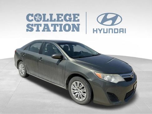 Used 2014 Toyota Camry LE FWD image 3