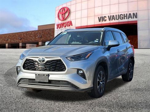 Certified 2024 Toyota Highlander XLE image 1