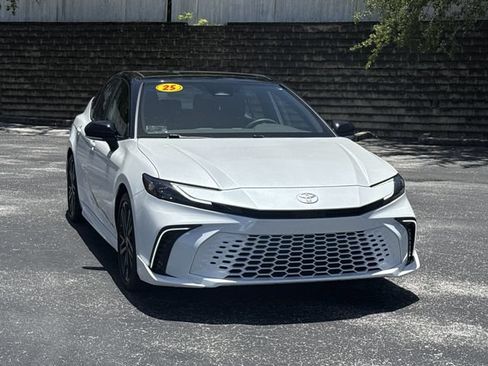 Used 2025 Toyota Camry XSE FWD image 3