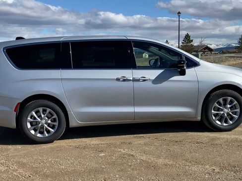 New 2026 Chrysler Pacifica Limited image 9