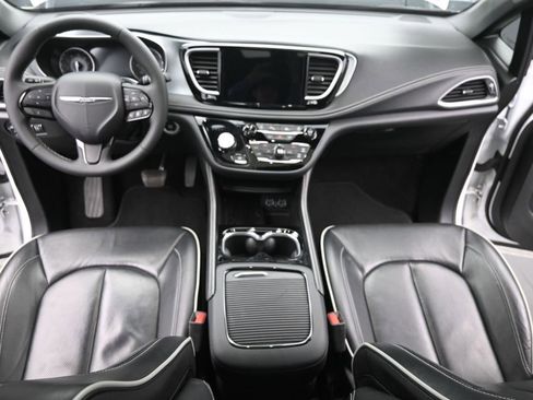 Used 2025 Chrysler Pacifica Limited image 21