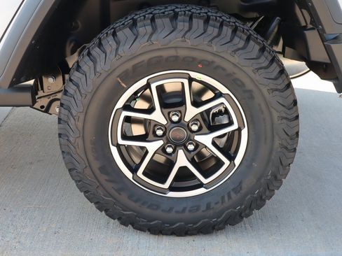 New 2025 Jeep Wrangler Unlimited Rubicon w/ Convenience Group image 18