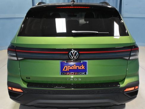 New 2026 Volkswagen Taos SE FWD image 21