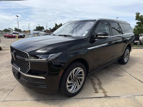 Used 2025 Lincoln Navigator L Reserve AWD/4WD image 4