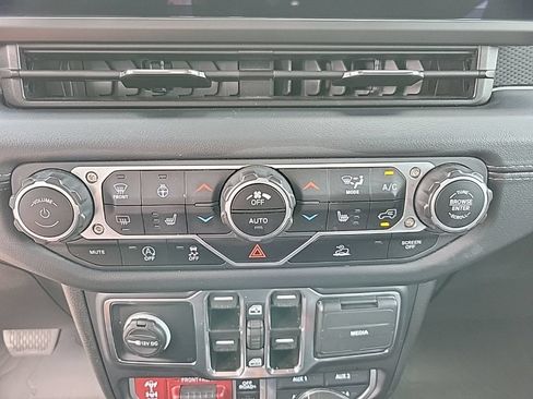 Used 2024 Jeep Gladiator Rubicon w/ Convenience Group AWD/4WD image 19