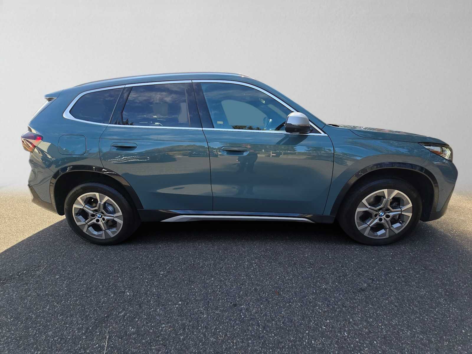 Used 2023 BMW X1 xDrive28i w/ Premium Package AWD/4WD image 2