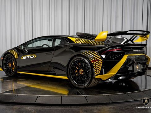 Used 2024 Lamborghini Huracan STO image 20