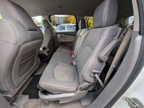 Used 2011 Chevrolet Traverse LT image 17