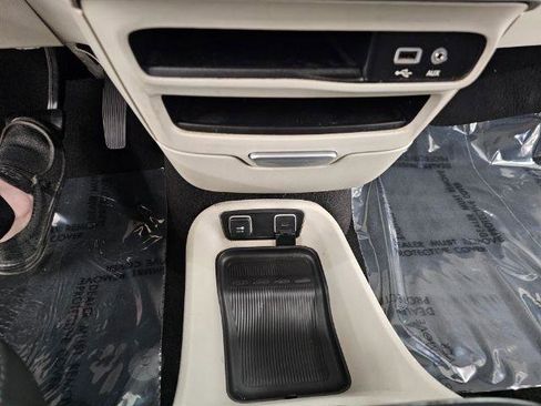 Used 2017 Chrysler Pacifica Touring-L image 18