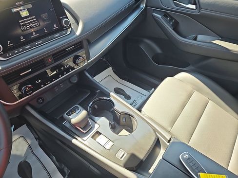 Used 2025 Nissan Rogue SV w/ SV Premium Package FWD image 29