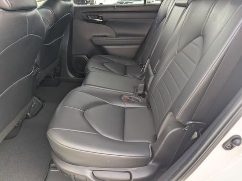 Used 2022 Toyota Highlander XLE image 12