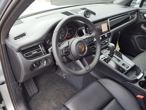 Used 2025 Porsche Macan image 4