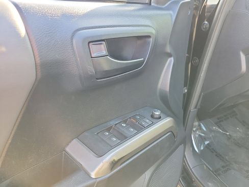Used 2017 Toyota Tacoma SR5 image 18