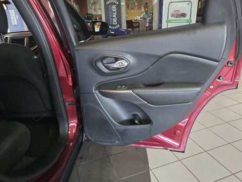 Used 2019 Jeep Cherokee Latitude w/ Cold Weather Group FWD image 16