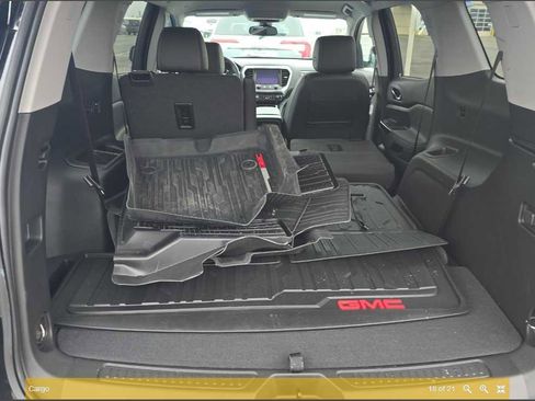 Used 2023 GMC Acadia SLT w/ Preferred Package image 32