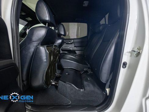 Used 2019 Toyota Tacoma TRD Sport AWD/4WD image 32