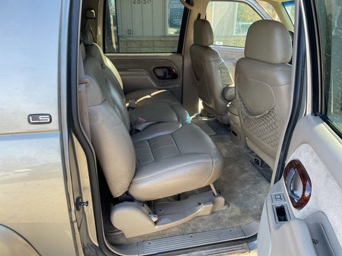 Used 1999 Chevrolet Suburban 2500 w/ Preferred Equipment Group 3 image 15