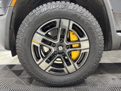 Used 2025 Rivian R1S Premium image 9