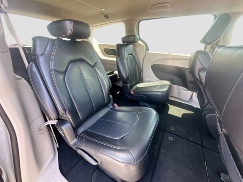 Used 2023 Chrysler Pacifica Touring-L FWD image 27