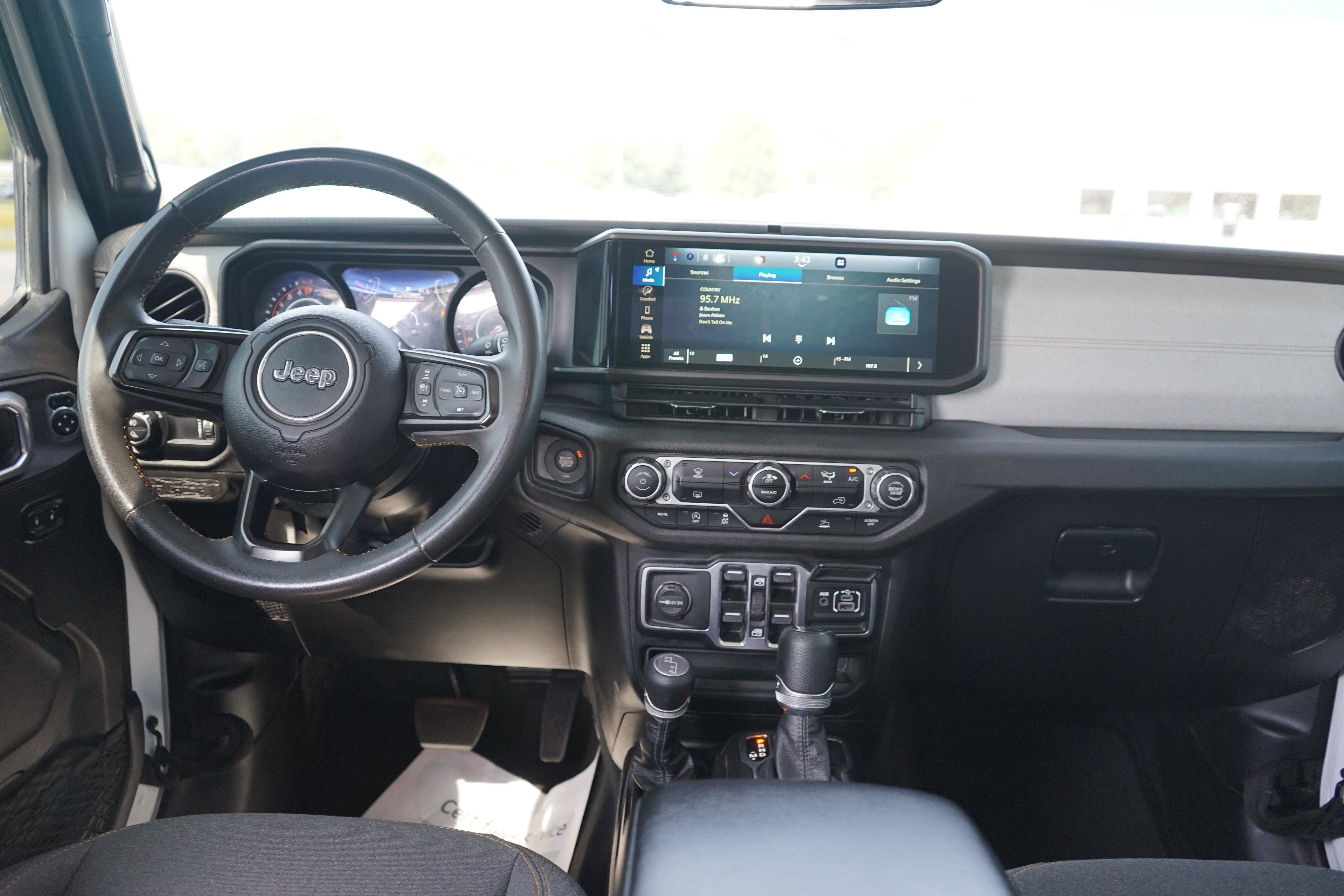 Used 2025 Jeep Gladiator Sport AWD/4WD image 22