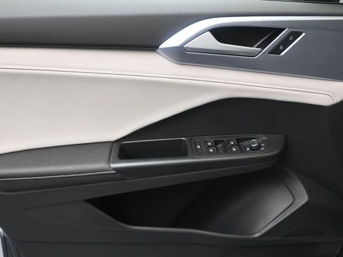 Used 2025 Volkswagen Taos SE w/ Panoramic Sunroof Package image 21