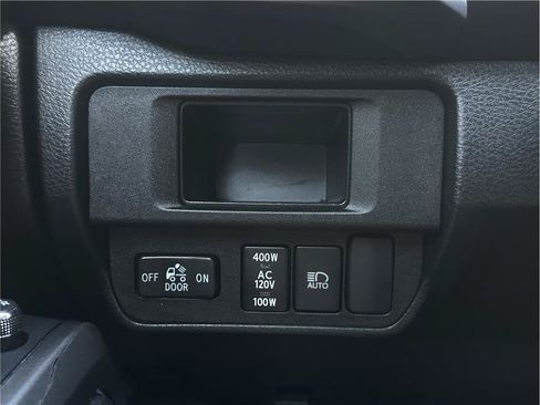 Used 2018 Toyota Tacoma TRD Sport AWD/4WD image 27