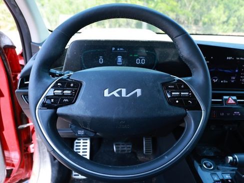 Used 2023 Kia Niro SX Touring FWD image 6