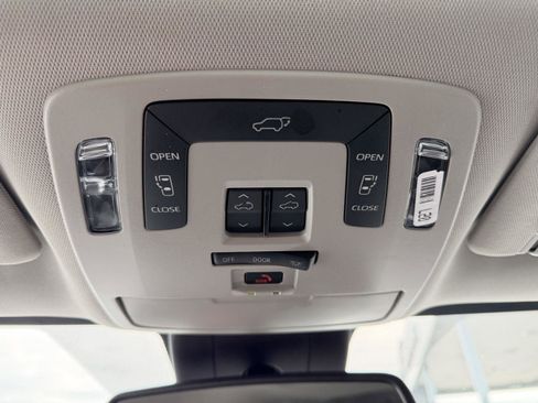 Used 2024 Toyota Sienna XLE image 28