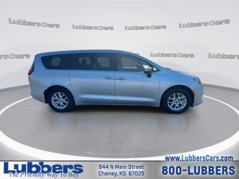 Used 2023 Chrysler Voyager LX image 9