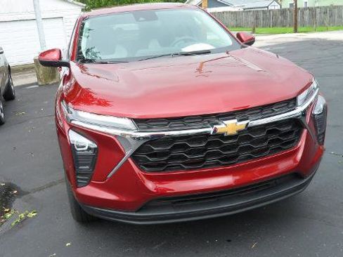 Used 2024 Chevrolet Trax LS w/ LS Convenience Package FWD image 2
