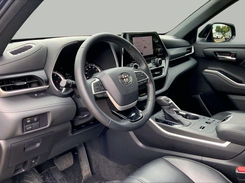 Used 2023 Toyota Highlander XSE FWD image 18