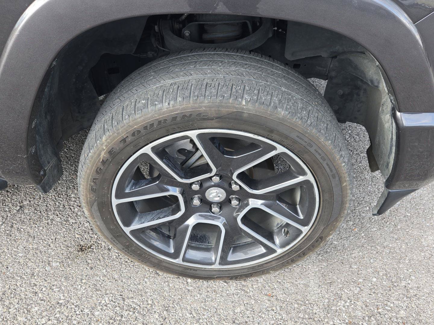 Used 2019 RAM 1500 Laramie AWD/4WD image 9