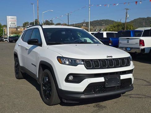 Used 2025 Jeep Compass Latitude w/ Convenience Group AWD/4WD image 4