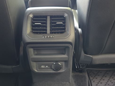 Used 2024 Volkswagen Tiguan SE AWD/4WD image 21