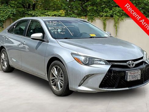 Used 2016 Toyota Camry SE image 1