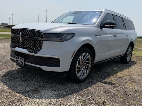 Used 2025 Lincoln Navigator L Reserve AWD/4WD image 14