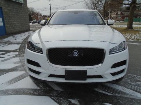Used 2019 Jaguar F-PACE Premium image 4