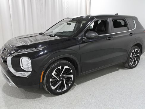 Used 2022 Mitsubishi Outlander SE image 3