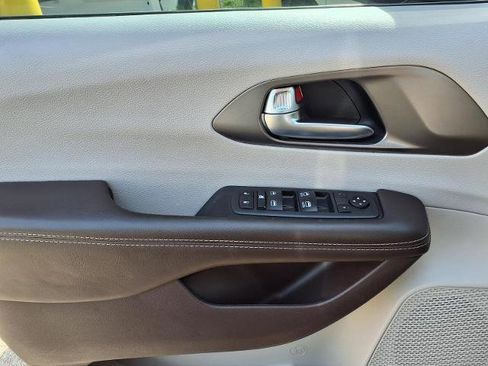 Used 2021 Chrysler Voyager Lxi image 14